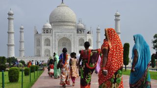 タジ・マハールの前に映るインド人たち
