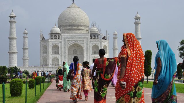 タジ・マハールの前に映るインド人たち