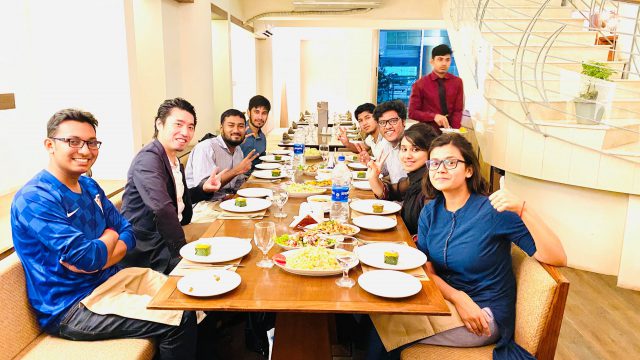 バングラディシュ社員と食事をする仲宗根社長