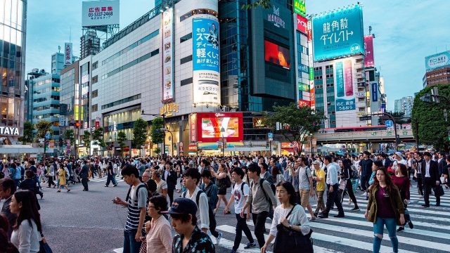 渋谷駅前の交差点に渡っている人たち