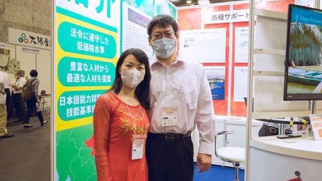 展示会に出展ブースにいる男性と女性