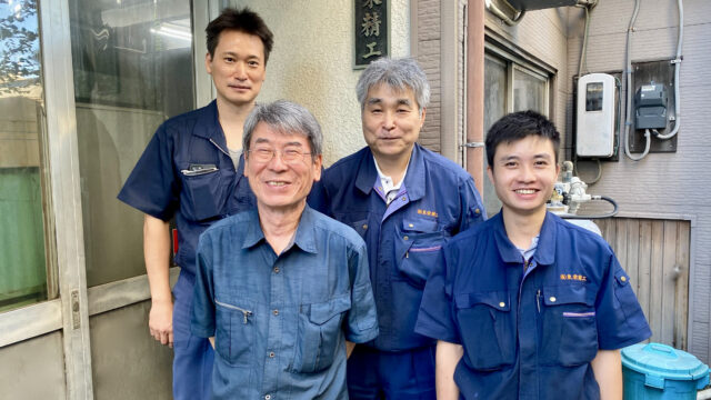 会社の前で笑顔で並ぶ東栄精工社員の皆様