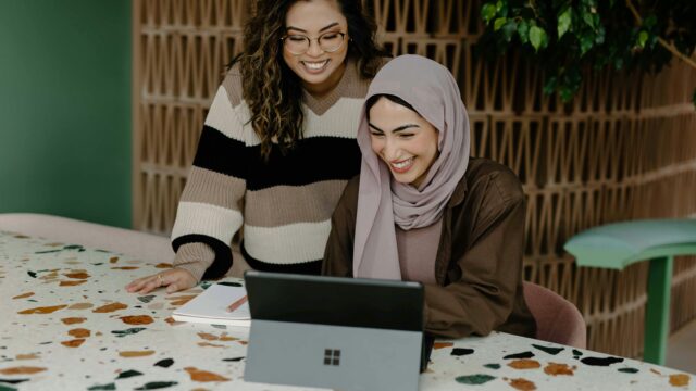 ムスリム女性とPCで仕事中の様子(求人票を見ているところ)