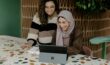ムスリム女性とPCで仕事中の様子(求人票を見ているところ)