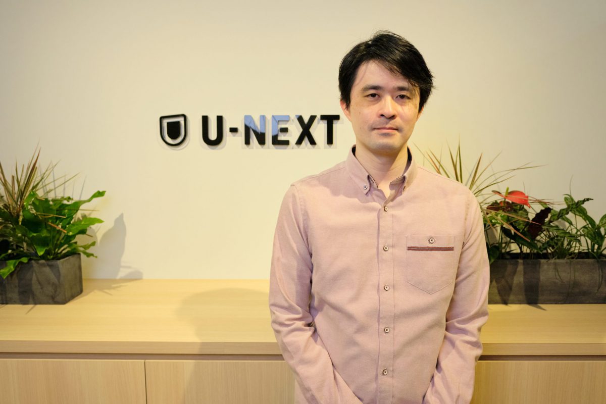 柿元様と会社のロゴ
