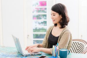 パソコンで作業する女性