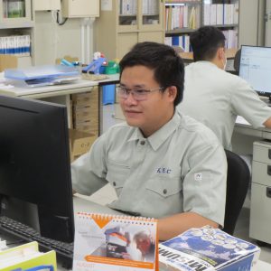 パソコンに向かって作業するスンさん