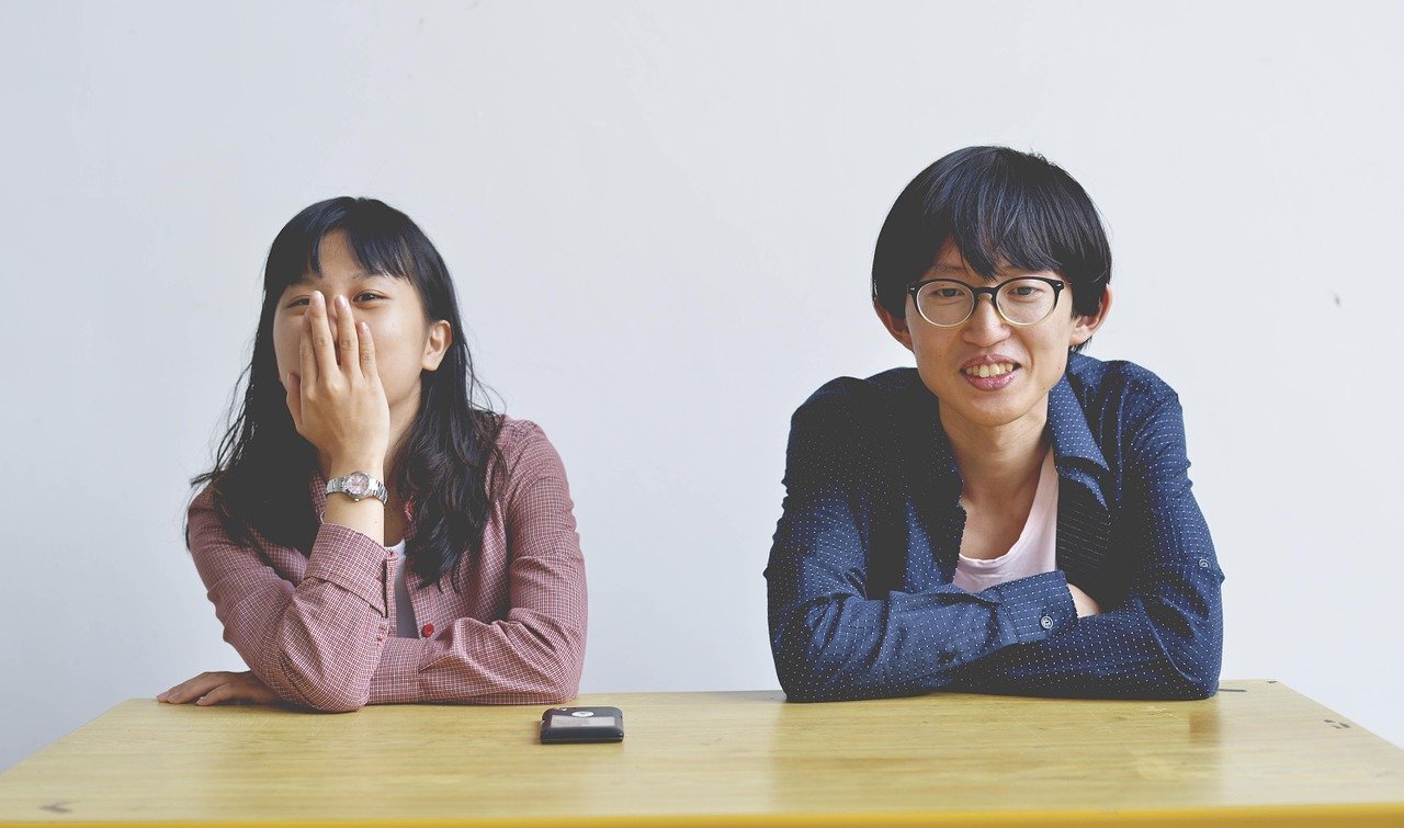 アジア系の男性と女性が座っている