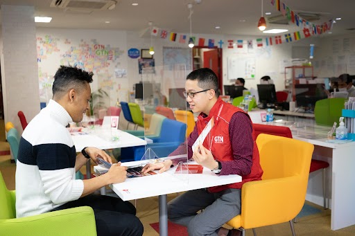 外国のお客様にサービスを提案するGTN社員